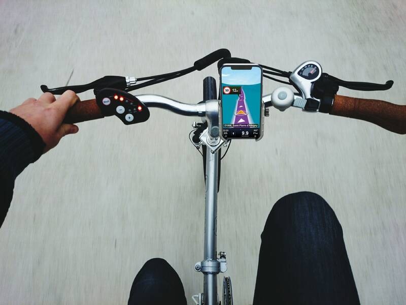 Držiak na mobil CellularLine Rider Steel na riadidlá pre motorku aj bicykel - čierny