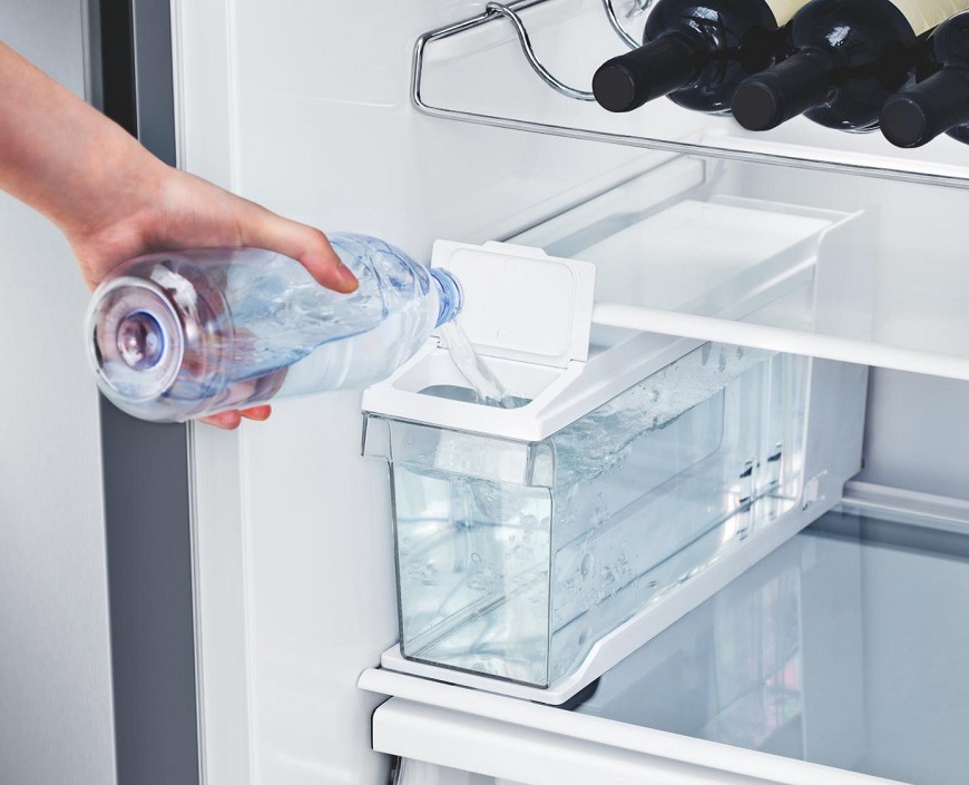 Americká chladnička s mrazničkou Hisense RS818N4TIC, šedá, Dávkovač a zásobník vody a ľadu